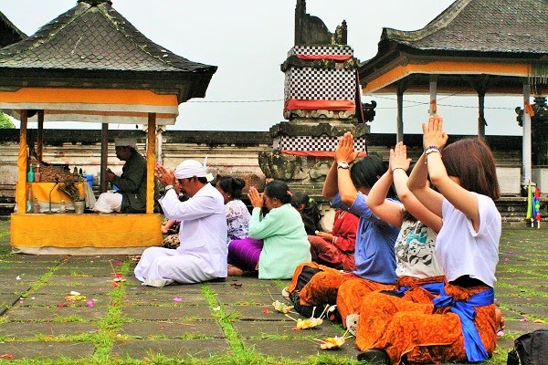 バリ島文化：トリ・ヒタ・カラナと祈り参拝体験