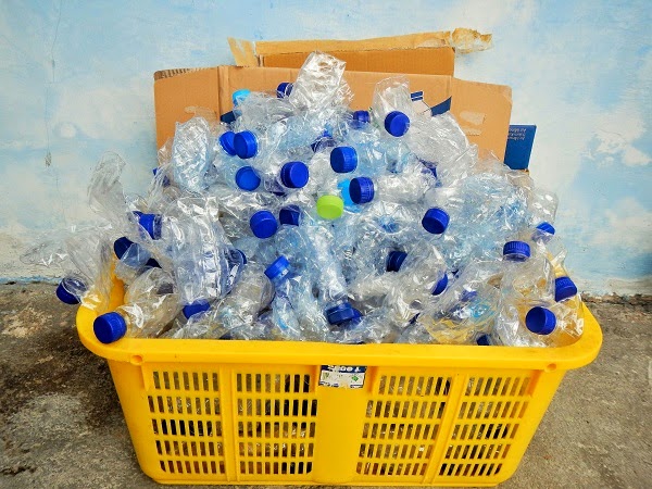 バリ島：山盛りペットボトルをゴミ銀行に持っていきました