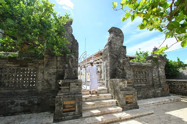 バリ島ウルワツ寺院、立入禁止の門