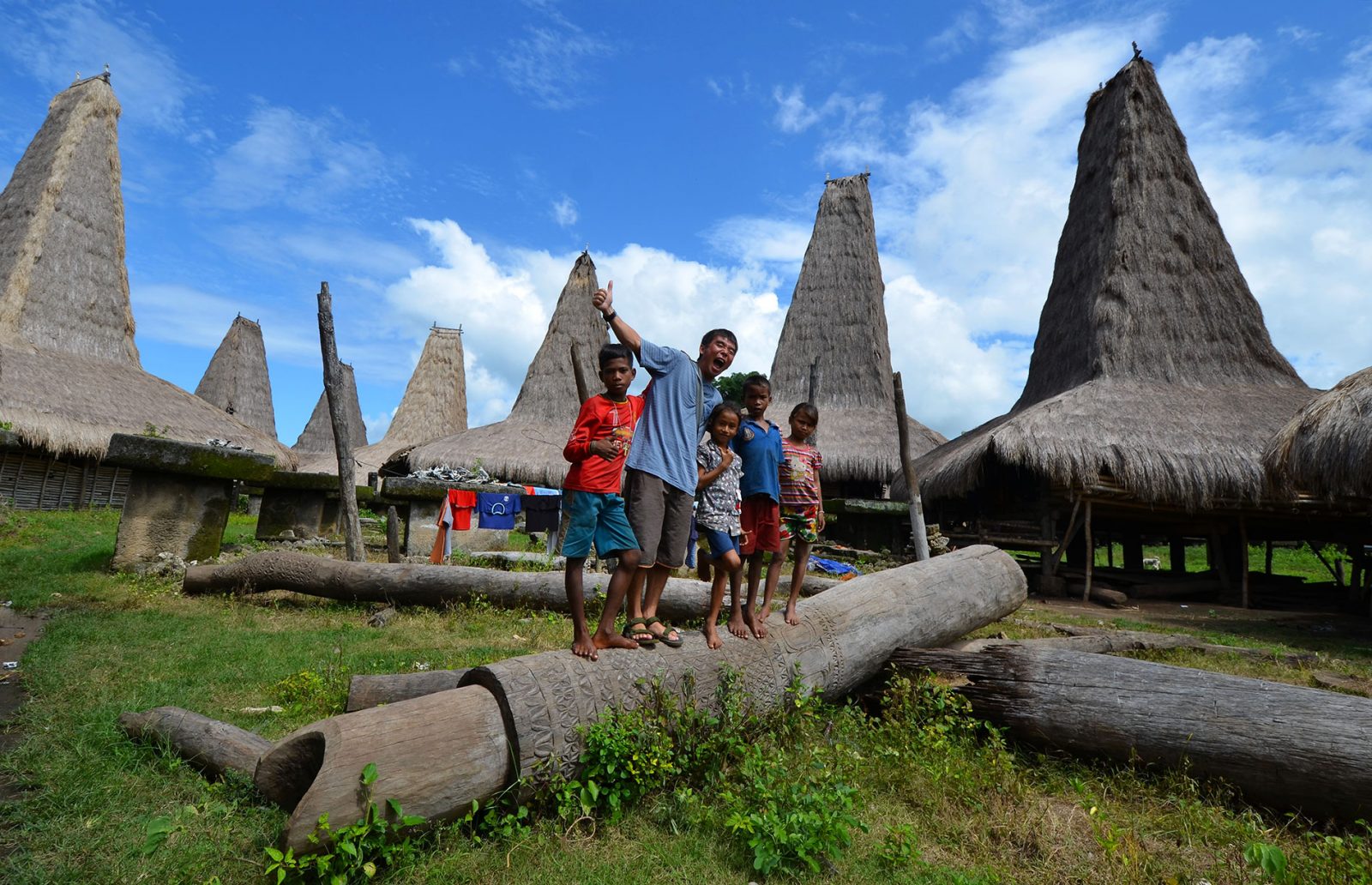 【スンバ島】大草原に馬が躍る 巨石文化に触れるスンバ島の旅