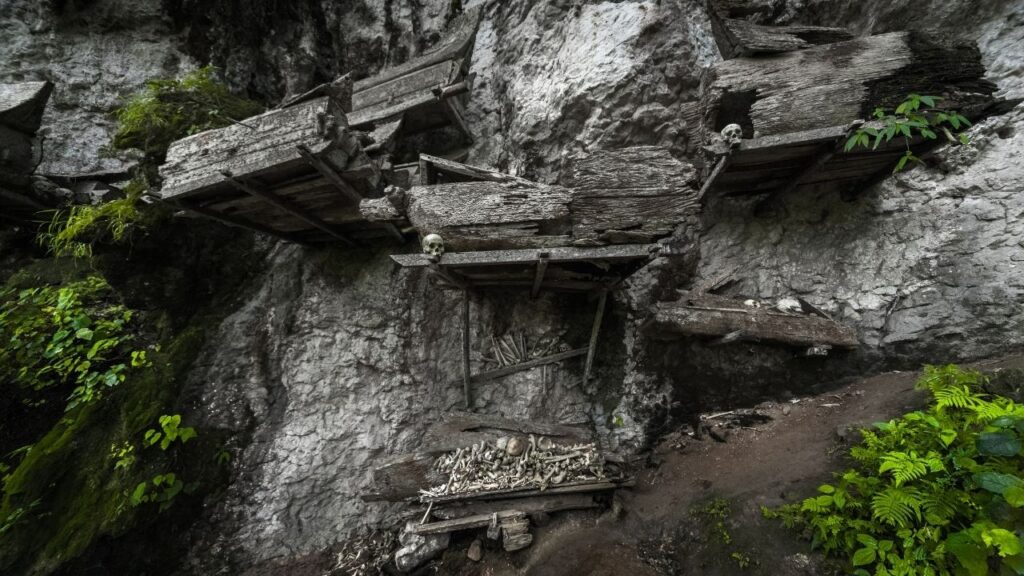 erongと呼ばれるスラウェシ島のトラジャ村の石窟墓