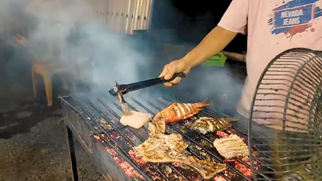 スラウェシ島マナドで食べた焼き魚イカンバカールサンバルダブダブ