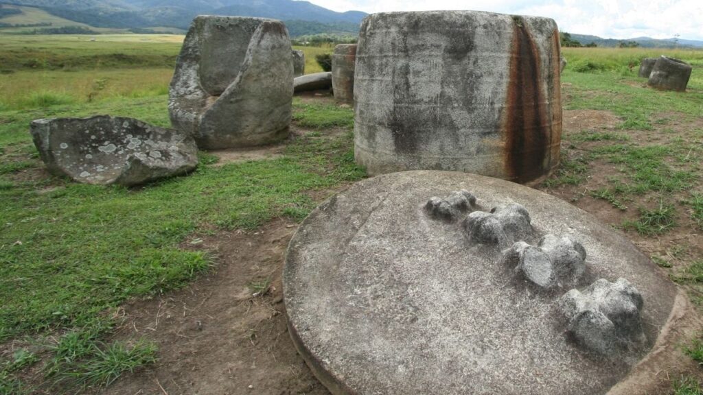 スラウェシ島のロレリンドゥ国立公園にあるカランバと呼ばれる石棺