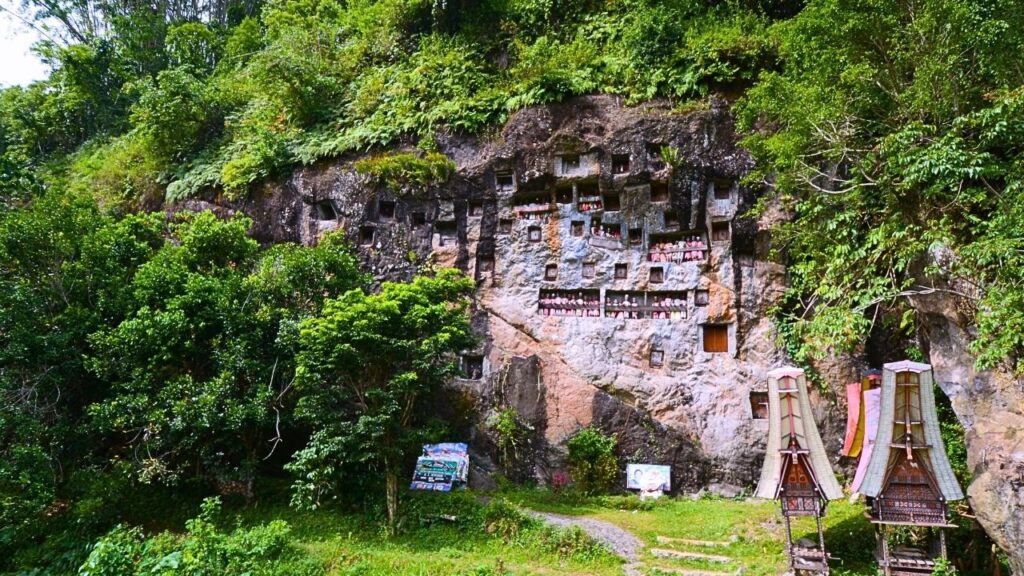 リアンバトゥと呼ばれるスラウェシ島トラジャ村の石窟墓