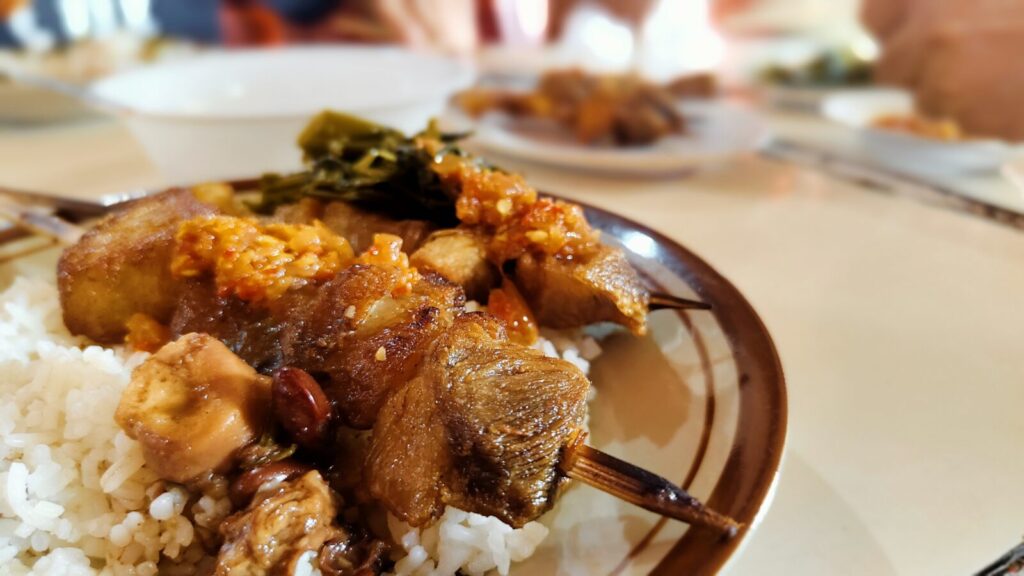 スラウェシ島トモホンで食べた豚の串焼きサティラゲェ