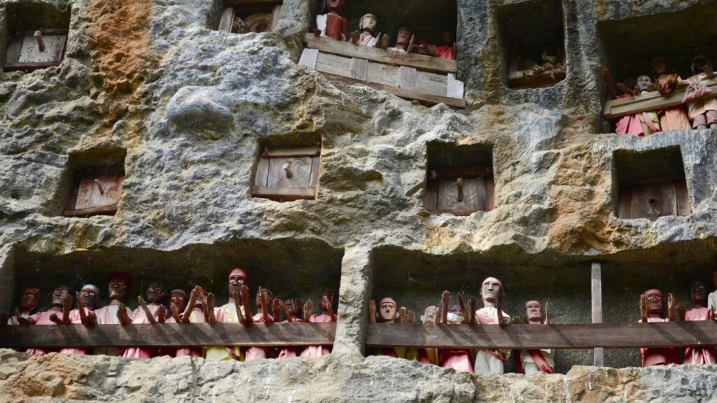 インドネシア・スラウェシ島中部のタナ・トラジャ(Tana Toraja)代表的な岩窟墓に置いてあるご先祖様のタウタウ人形