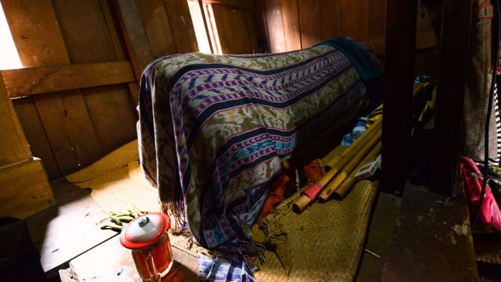 トラジャ村のトンコナン高床式家屋でご遺体と一緒に暮らしている