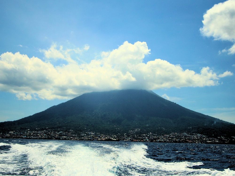 テルナテ島のシンボルガマラマ火山