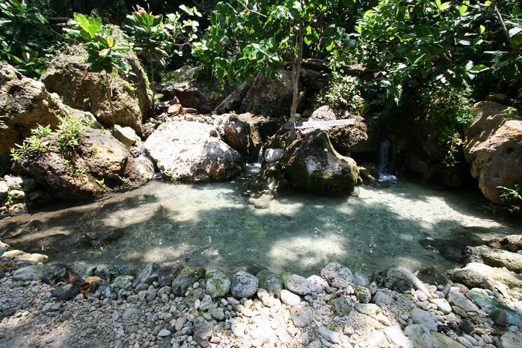 ペニダ島トゥンブリン沐浴場