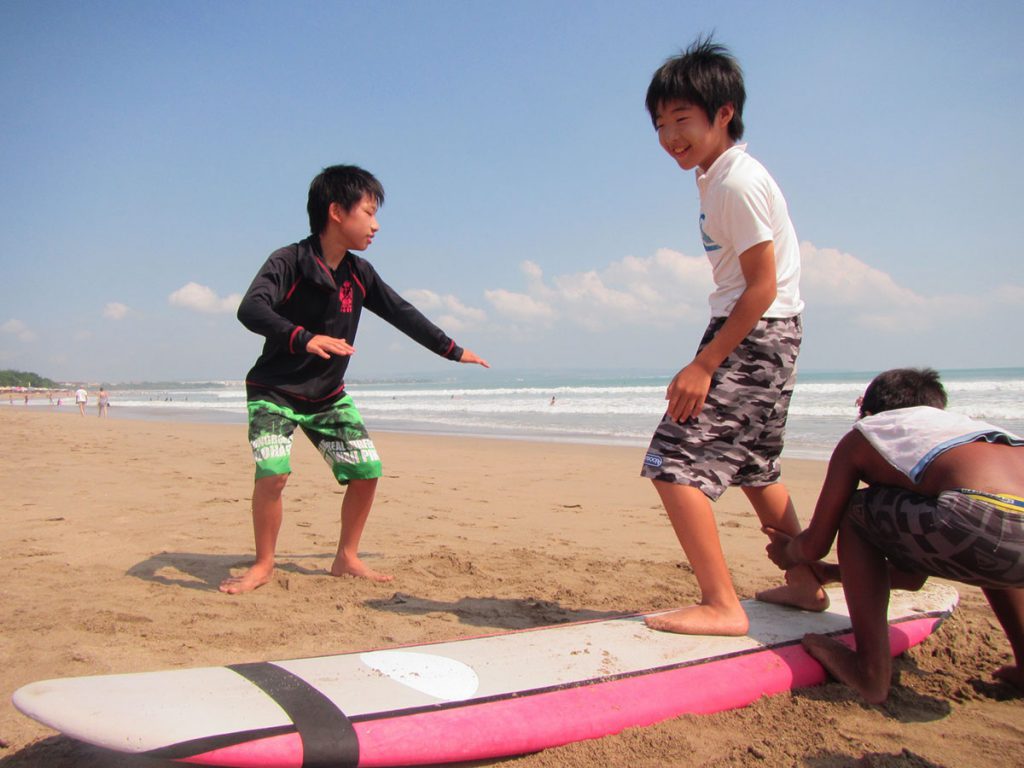 バリ島で子供サーフィン