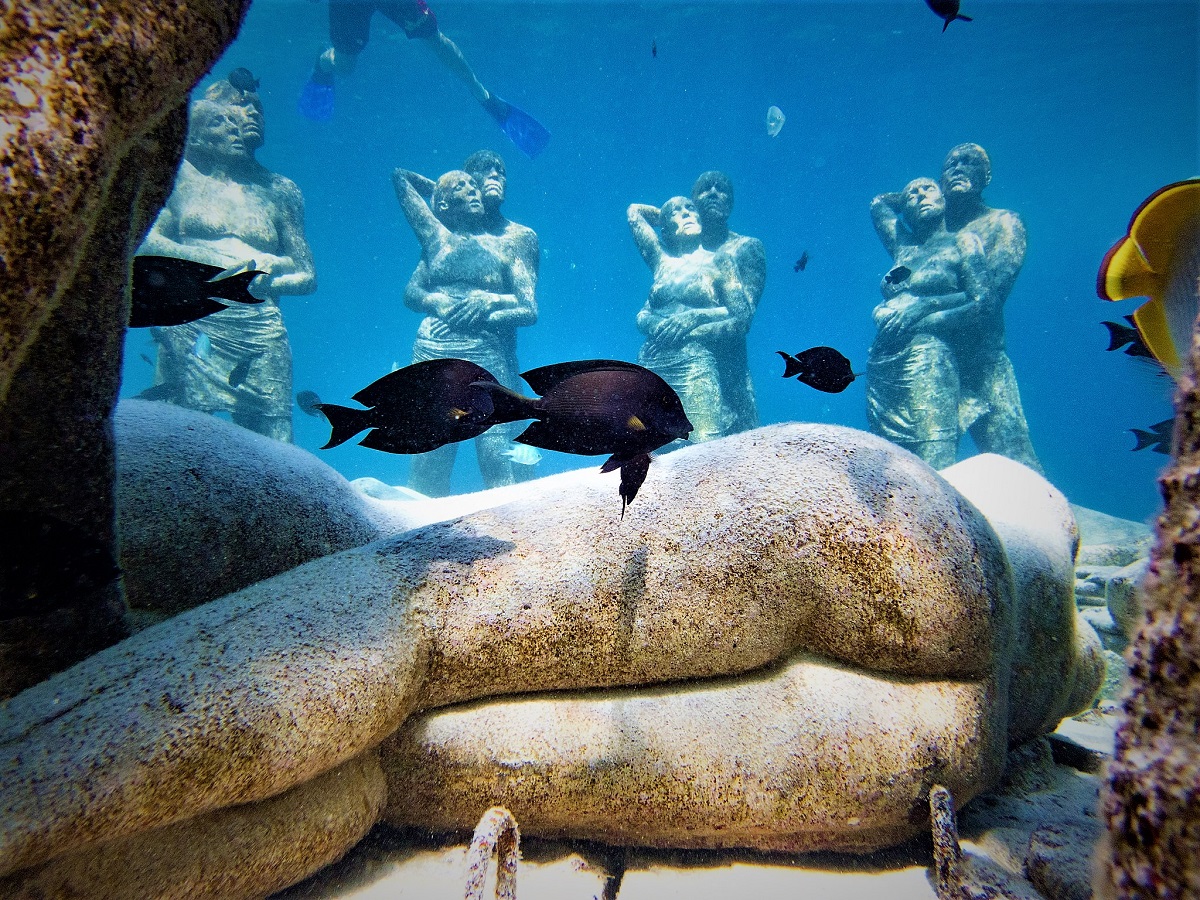 ギリ島シュノーケリング情報、海の中の石像