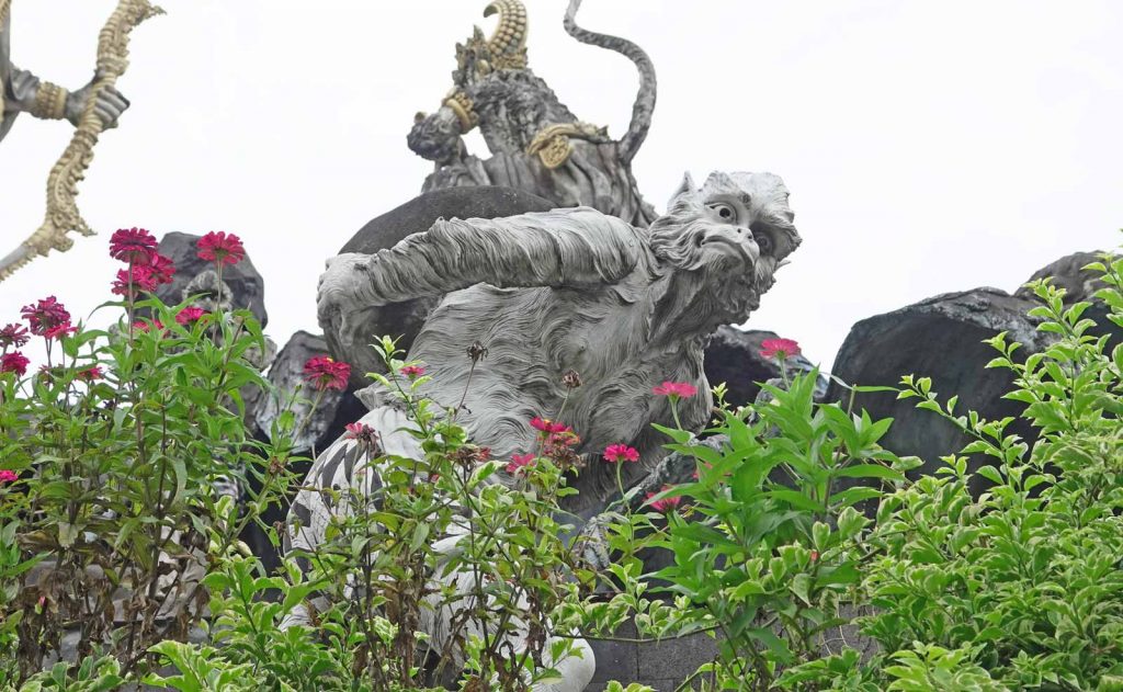 バリ島の石像でサルが石を運んでる石像