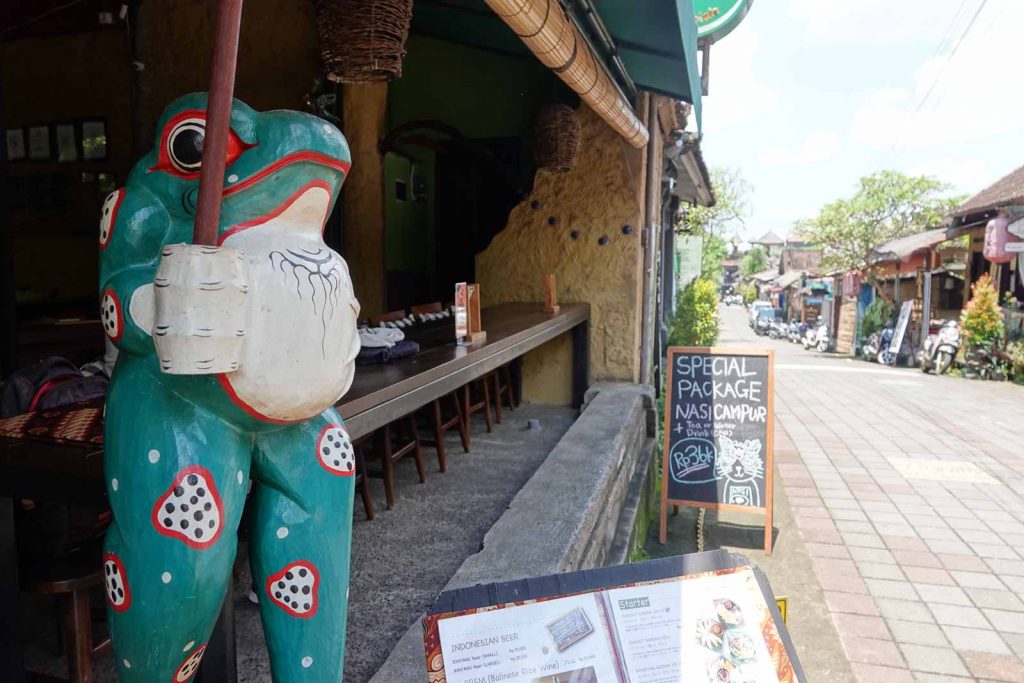 ウブドのゴータマ通りにあるバリ料理レストランワルンビアビアの入り口
