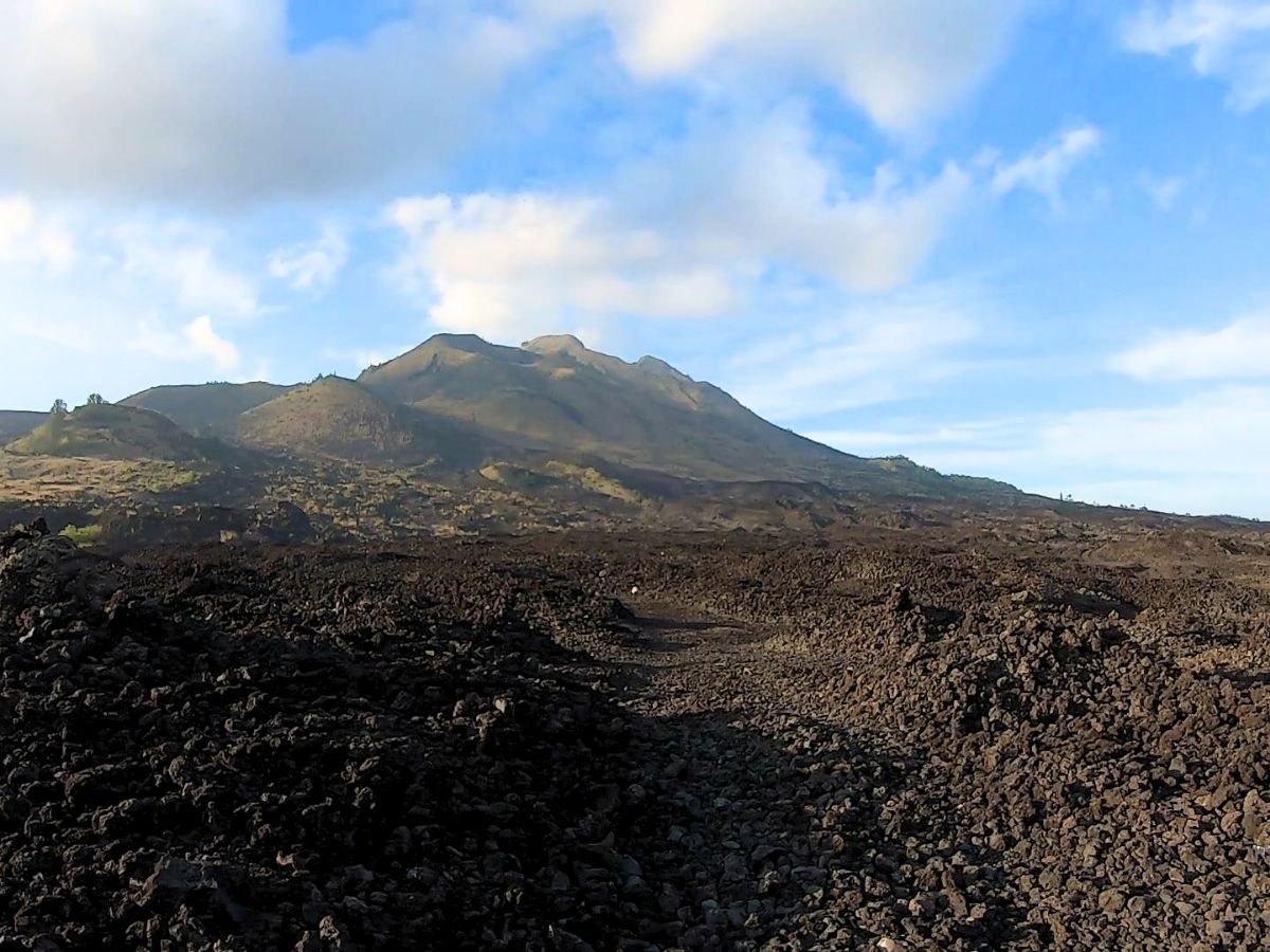 バリ島バトゥール山の噴火で埋もれた土地を散策