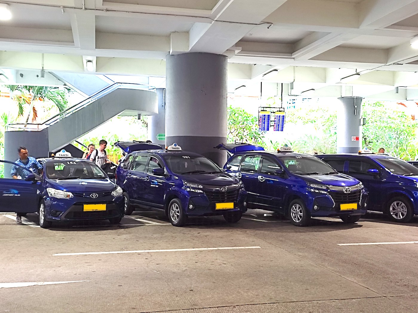 群青色の車体の空港タクシー