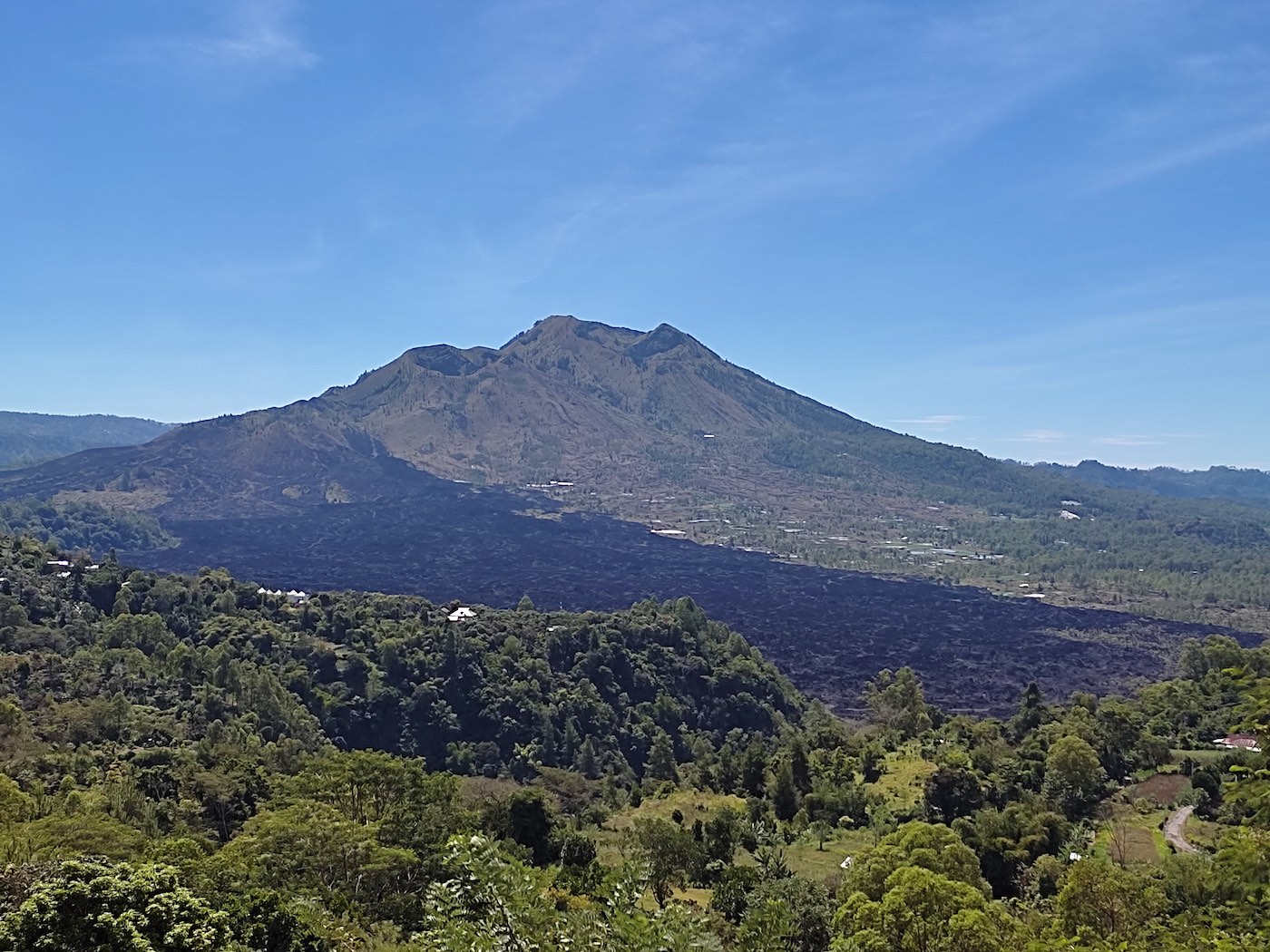バトゥール山と溶岩エリアの景色