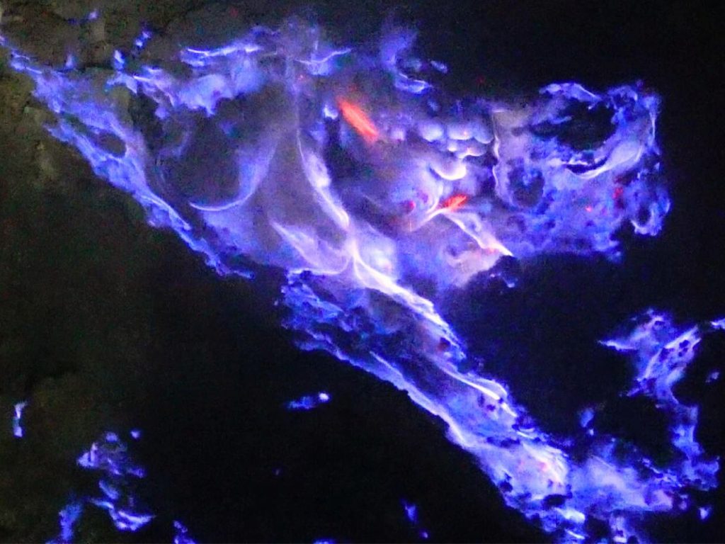 高温と高圧で硫黄ガスが青い炎を放つイジェン山