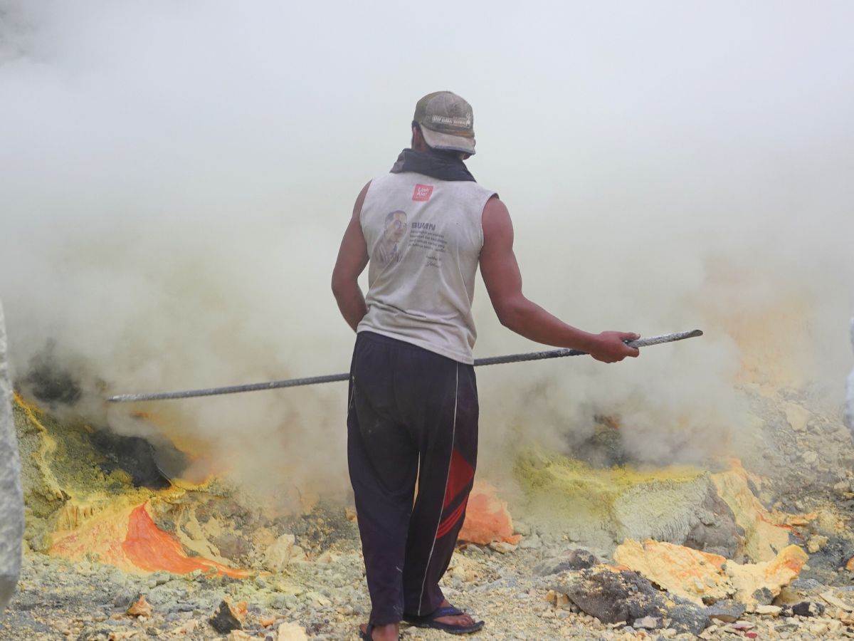 イジェン山で硫黄を取り出す作業員