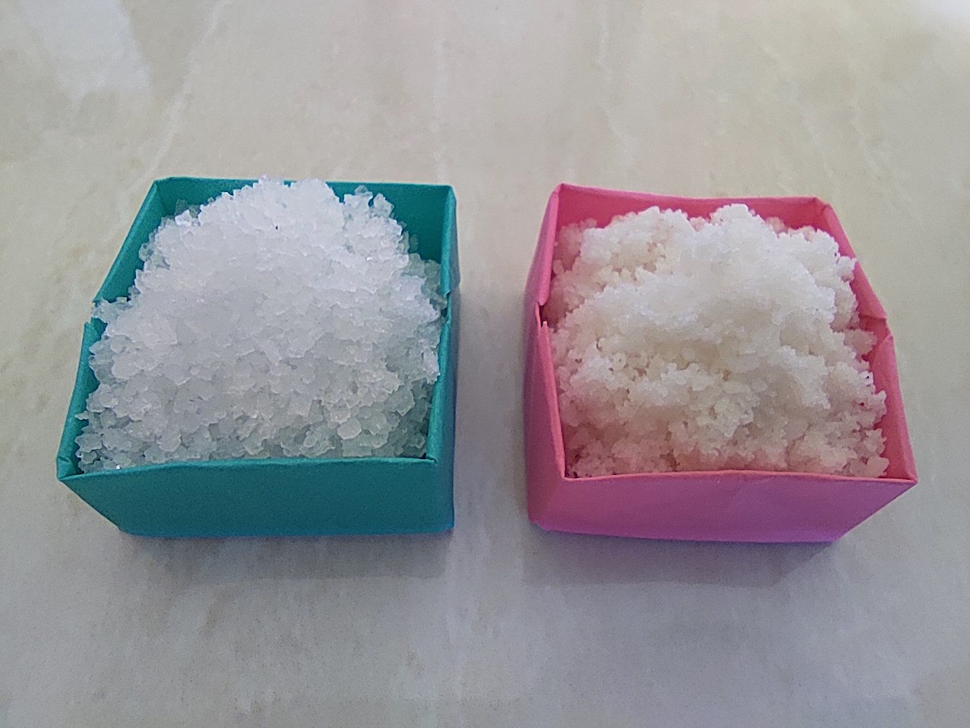 クサンバの塩とスーパーの塩の拡大写真