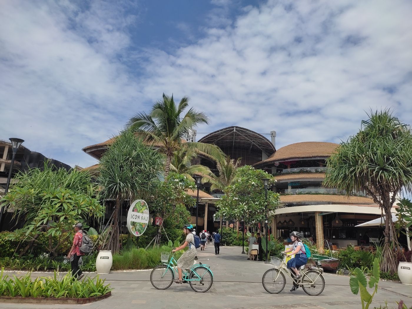 ビーチ側から見たモール