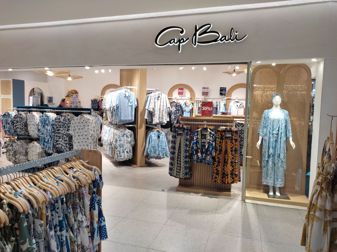 インドネシア伝統モチーフのアパレル キャップバリ