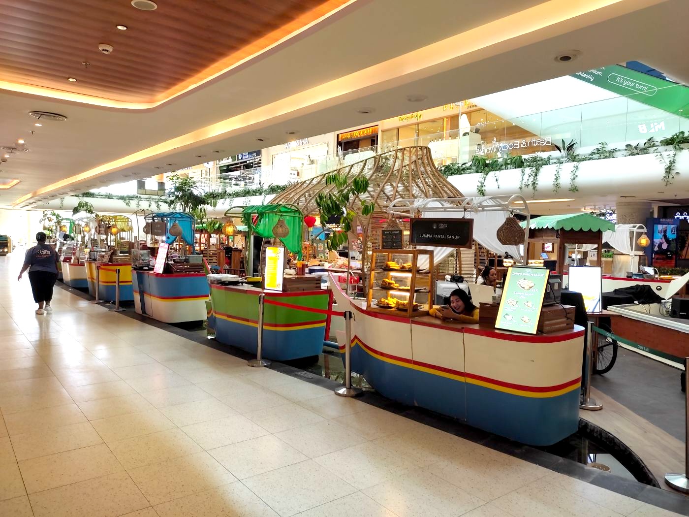 水上マーケット風フードコーナー