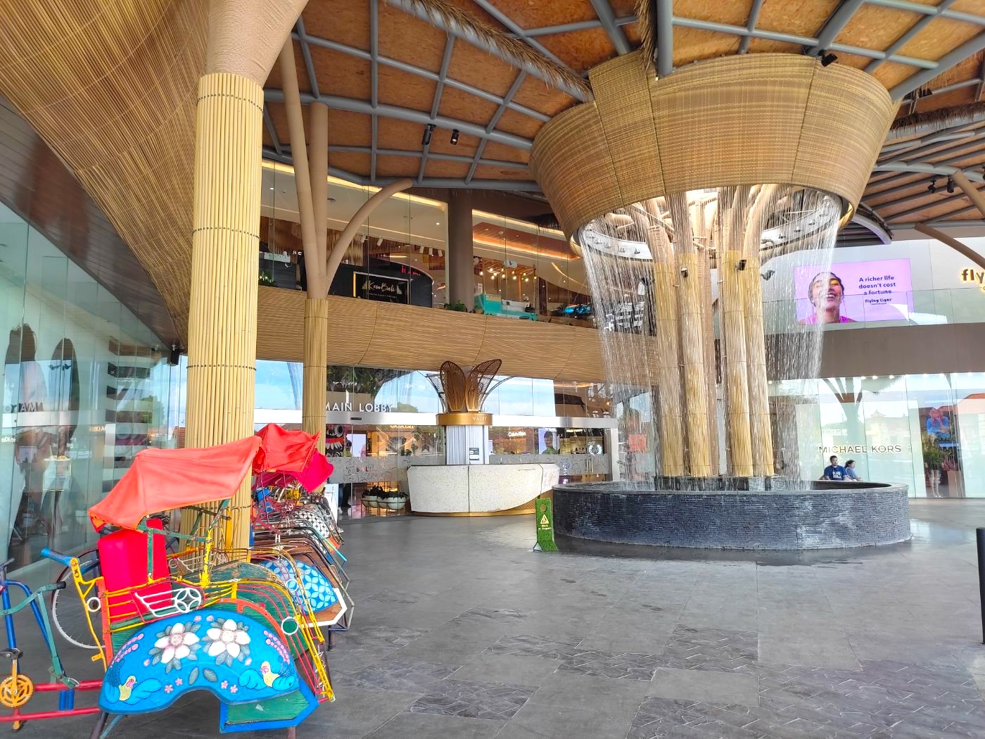モールの入り口と噴水