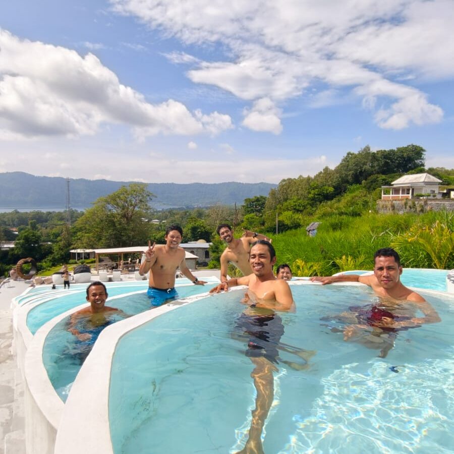 登山後は温泉プールでリラックス！