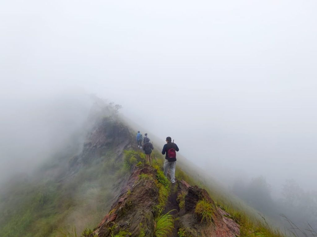 バリ島キンタマーニのバトゥール山頂から尾根伝いに下山