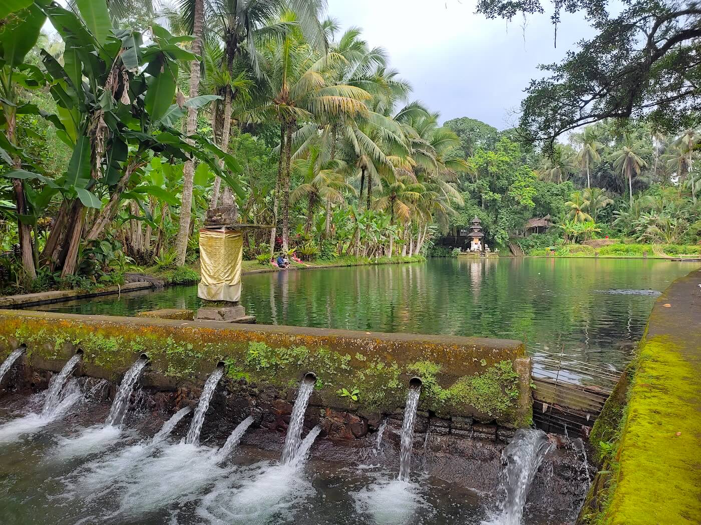 沐浴のお寺前広場