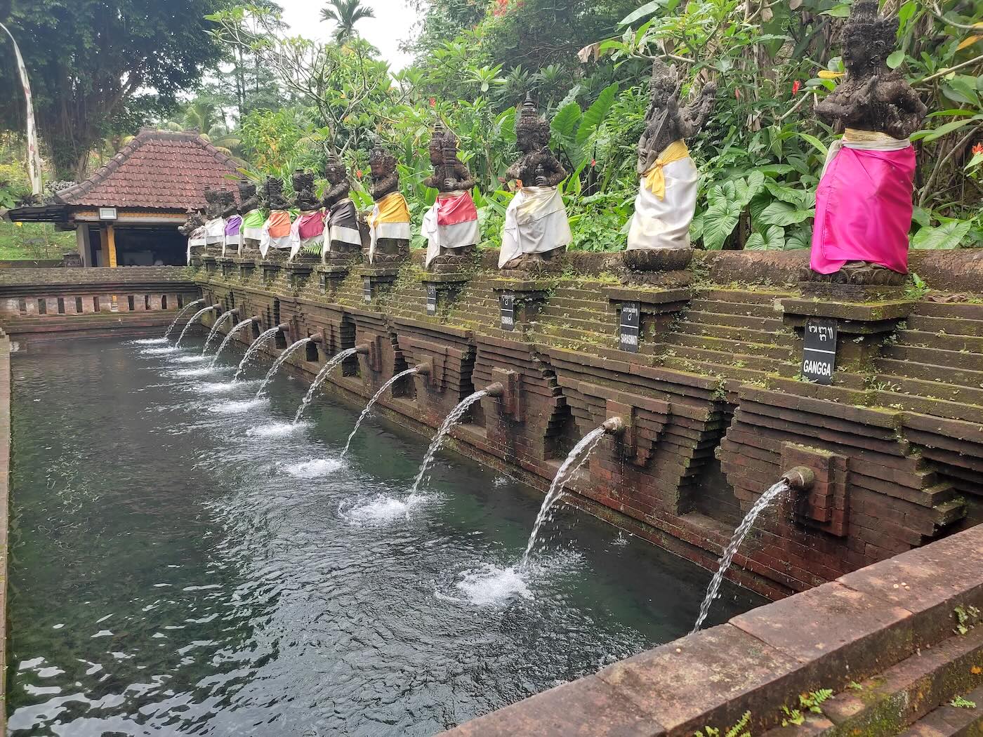 11体の神様と聖水