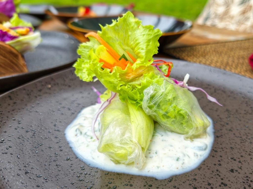 バリ島のウブドにある自然に囲まれたヴィラでヘルシーランチ