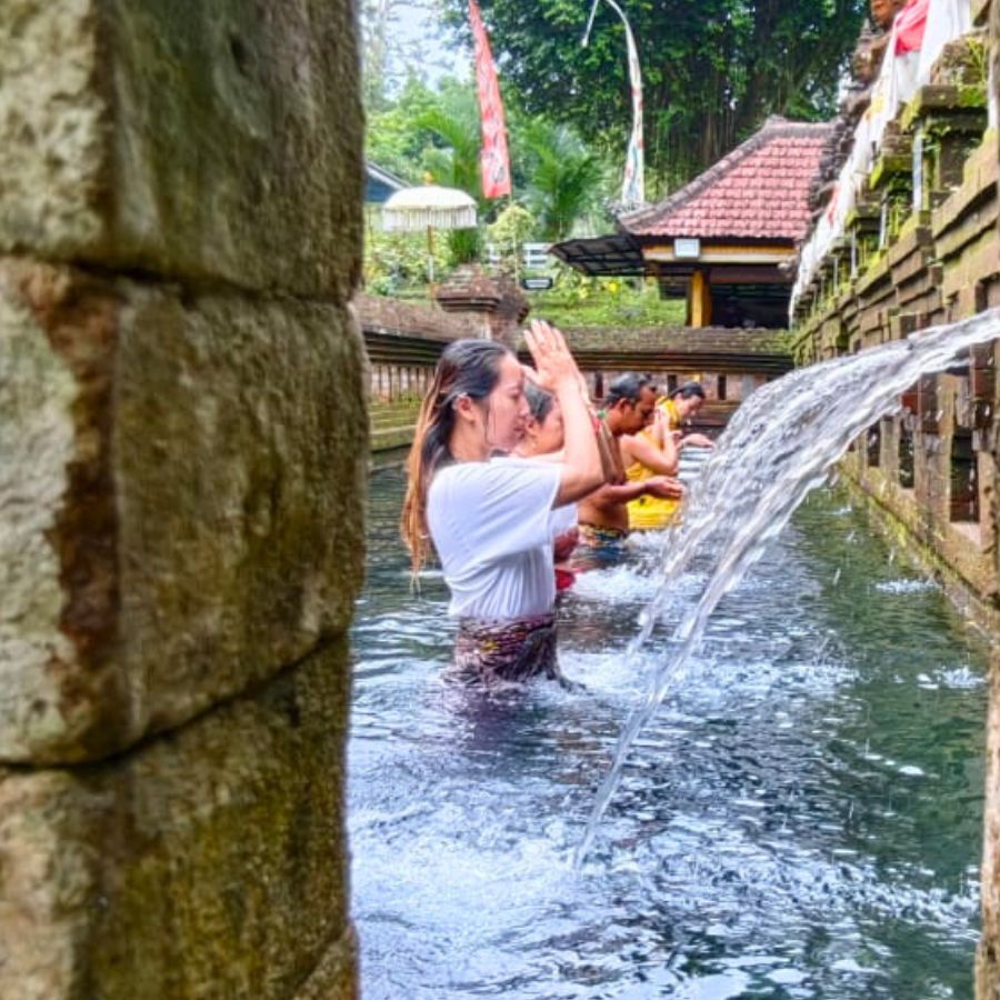 バリ島の寺院で沐浴体験