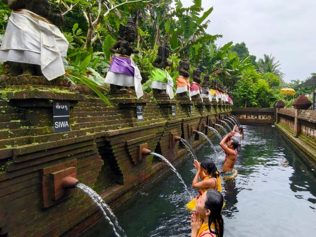 バリ島のパンチョランソラス寺院で沐浴体験