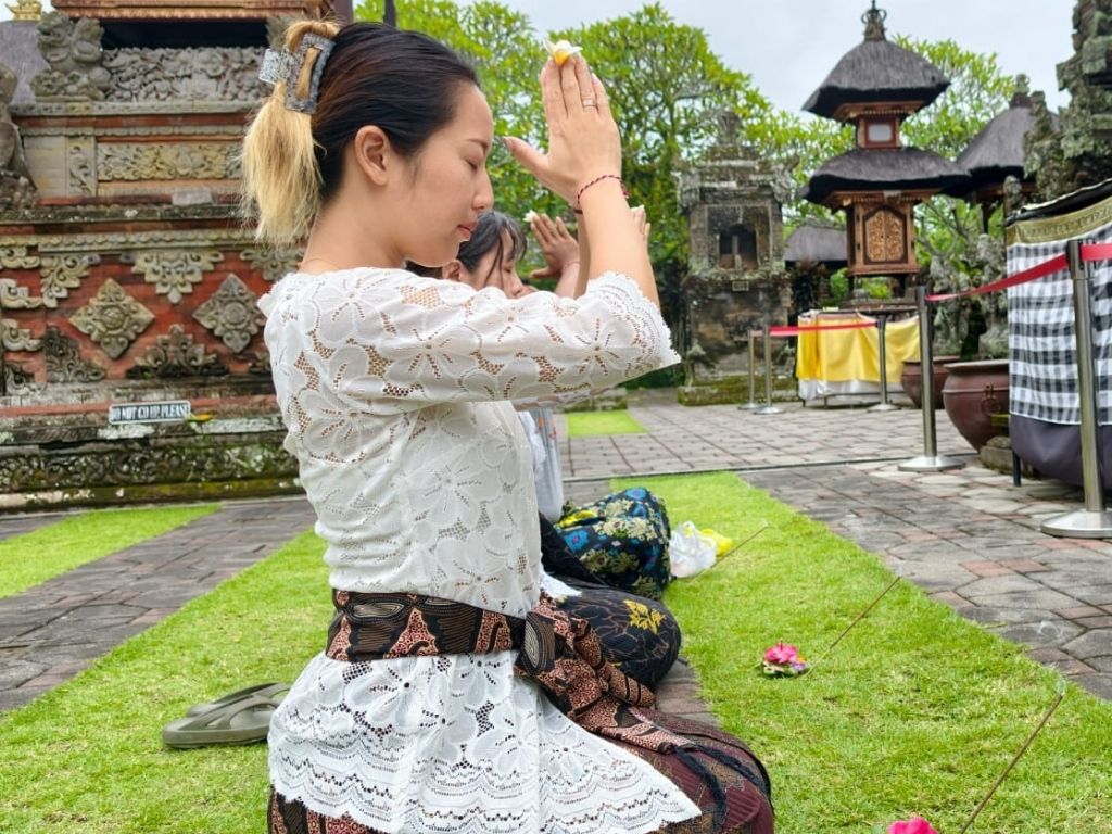 バリヒンズー教の正装に着替えて寺院で参拝体験