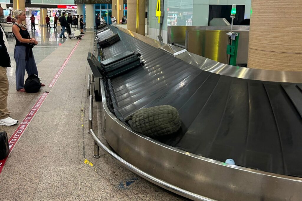 バリ空港荷物受け取り