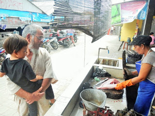 バリ島の魚市場ジンバランのシーフードBBQ